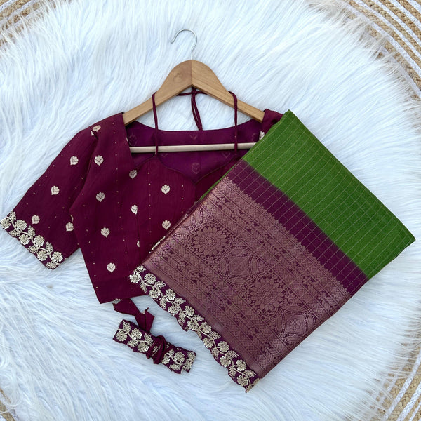 Dola self Chex saree with stitch blouse with belt